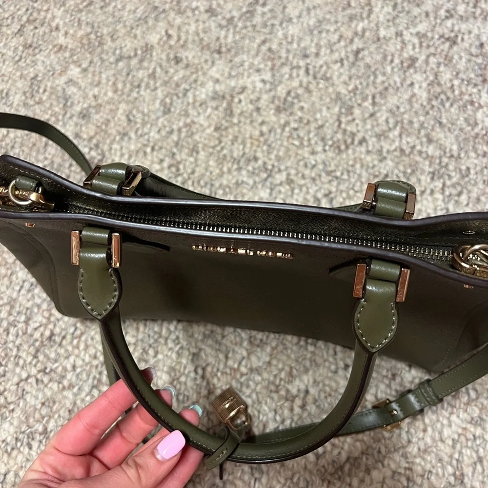 Beautiful Green Michael Kors Purse - Picture 12 of 12
